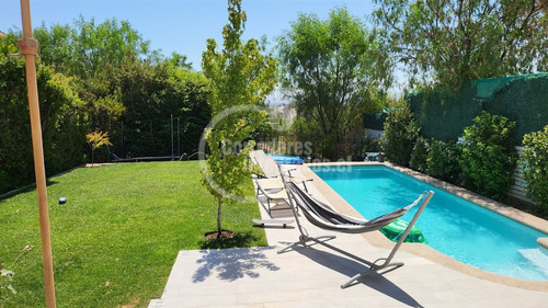 Casa En Venta De 5 Dorm. En Colina