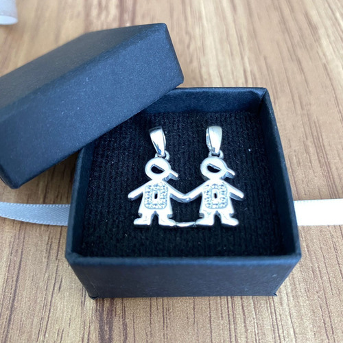 Imagen 8 de 10 de Dije 2 Niños Con Circonias Y Plata .925 Agálea Joyería