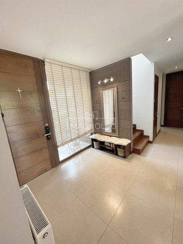 Casa En Venta De 4 Dorm. En Colina