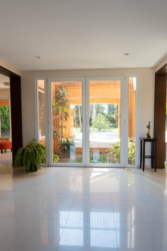 Casa De 4 Dormitorios En Venta En Yerba Buena - Los Olivos