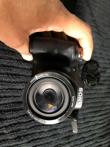 Câmera Digital Sony Com Defeito Para Utilizar Peças.