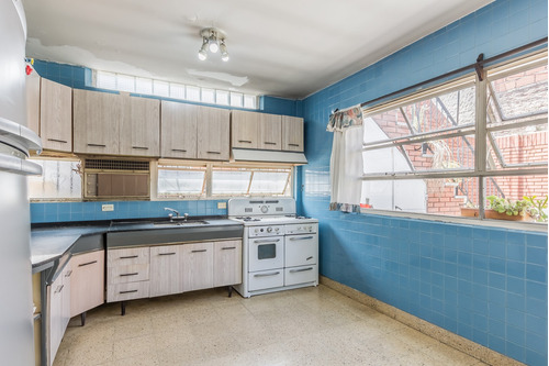 Ph En Piso Con Entrada Independiente De 3 Ambientes, Con Patio, Balcón, Cochera Y Terraza En Venta En Boedo, Caba.