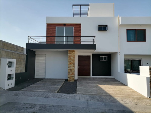 Se Vende Casa En Juriquilla San Isidro, 3 Recamaras, Jardín,