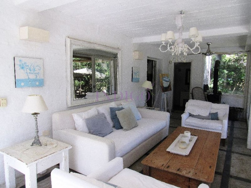 Casa En La Barra En Venta Y Alquiler 5 Dormitorios .- Ref: 145