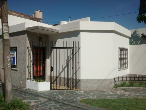 Departamento 2 Ambientes Tipo Casa Planta Baja Al Frente, Con Entrada De Auto. Sin Expensas