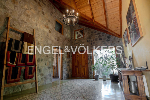 Casa De Piedra En Condominio Consolidado En Linderos