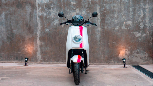 Imagen 3 de 16 de Moto Electrica Scooter Nuuv Ngt Bosch Litio Panasonic