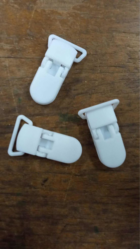 Clip Porta Chupetes Plástico Color Blanco X 50 Unidades Juki