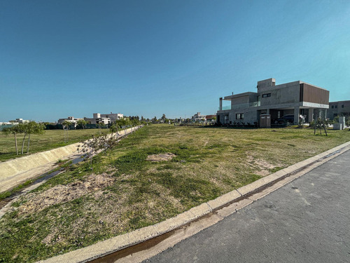 Terreno Con Frente Sur En Vida Barrio Cerrado Funes Con Amenities