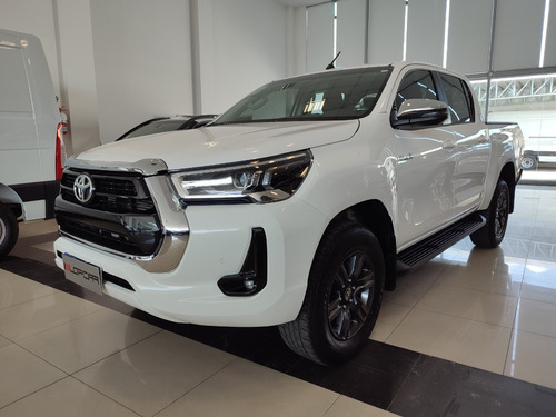 Imagen 2 de 18 de Toyota Hilux Srv 2.8 4x4 Mt