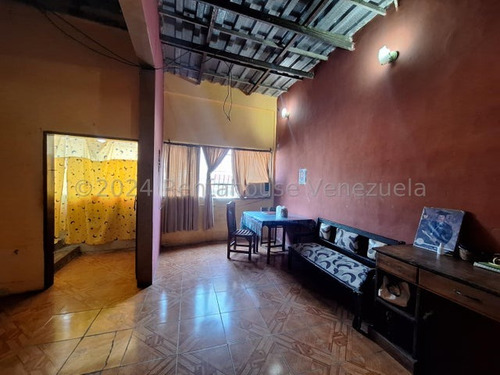 Amplia Casa Con Luz Trifásica Independiente En Cada Nivel En Venta En Barrios Lourdes Cerca De La Av Bermudez Y Cedro Db 24-23164