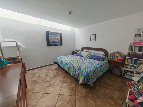 Casa Semi Nueva De 1 Nivel Iluminada Con Amplios Espacios Sobre Calle Principal Con 175 Mts De Jardin Frontal