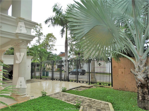 Casa En Venta, Estilo Clásico ,4 Recámaras En Residencial Campestre, Cancún