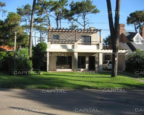 Muy Buena Propiedad En Parada 16 De Playa Mansa! - Ref: 24772