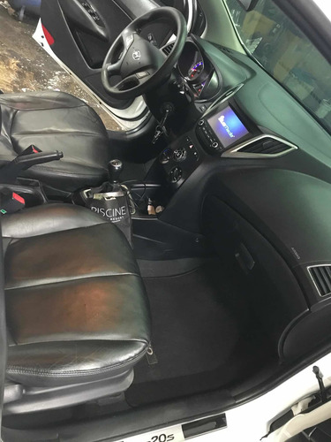 Imagem 9 de 12 de Hyundai Hb20s 2015 1.0 Comfort Plus Flex 4p