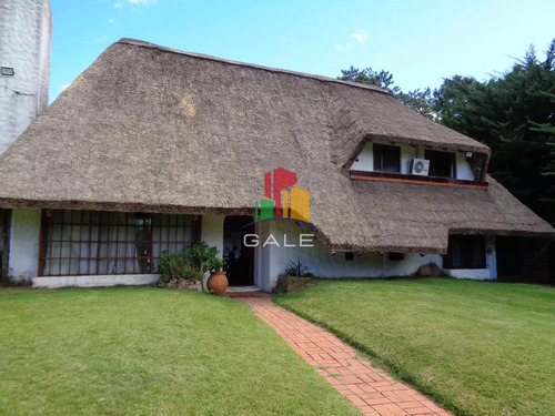 Se Alquila Hermosa Casa En Zona De Prestigio, Alquiler En Punta Del Este, Barrio Beverly Hills