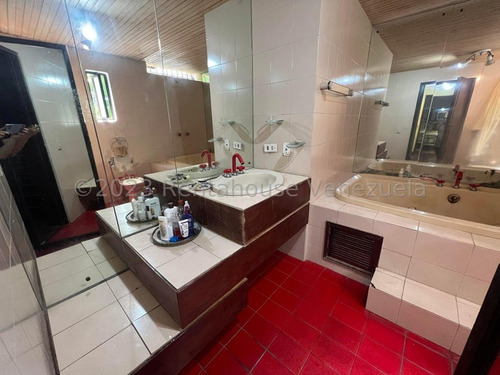 Linda Casa Al Estilo Colonial En Venta En Prados Del Este Yf