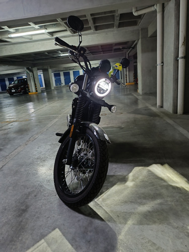 Hermosa Moto De Color Negro, Con Dos Cascos, Funda Y Candado