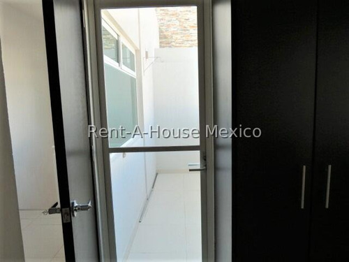Zibata - Renta. Casa De 3 Recamaras Con Baño Cada Una | Io