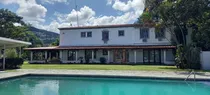 Comprar Vendemos Hermosa Quinta, Amplia Y Cómoda, Con Bowling, Piscina, Salon De Juegos, Jardines. Urb. Prados Del Este, Calle Cerrada. - Ver Video - Xavijennyinmuebles
