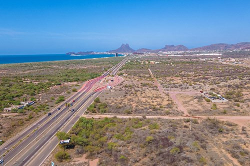 Terreno De 1 Hectárea Sobre El Blv Tetakawi Con Vista Parcial Al Mar