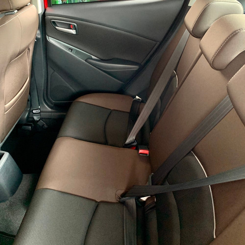 Imagen 7 de 21 de Mazda 2 Sedan Touring At Rojo