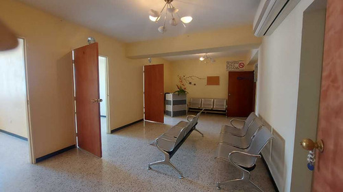 Alquiler O Venta De Oficina 90m2 En Torre Josar En Maracay