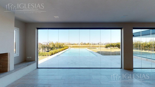 Imagen 14 de 30 de Tour 360º - Casa Al Lago - Barrio El Golf, Nordelta