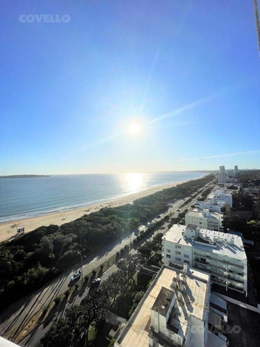 Apartamento En Alquiler En Torre Con Amenities, 2 Dormitorios En Suite, Cocina Integrada Y Toillette.-