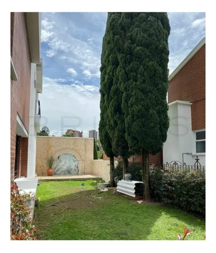 Casa En Venta En Altos Del Poblado. Cod V50776