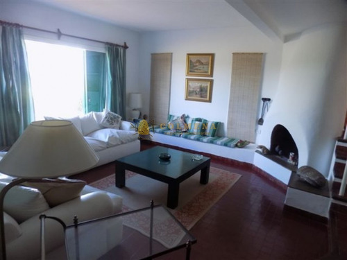 Apartamento En Muy Buena Ubicacion En La Brava, De 3 Dor, 3 Baños Mas Dependencia Con Baño, Y Cochera Techada. Consulte!!!!!!- Ref: 2063