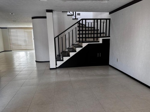 Casa En Renta En Metepec, En Fraccionamiento Con Vigilancia Las 24 Horas Excelente Ubicación.