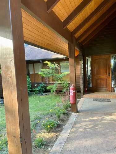 Casa En Arriendo De 6 Dorm. En Pucón
