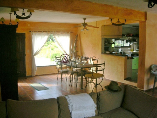 Casa En Venta Y Alquiler,espectacular Esquinera Con Piscina En Montoya - La Barra - Punta Del Este- Ref: 2152
