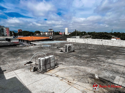 María Martínez Te Ofrece En Alquiler Este Espacioso Local Comercial Al Este De Barquisimeto, Piso De Granito, Área De Cocina, Ideal Para Centro Médico, Estético, Oficinas, Seguridad 24/7.