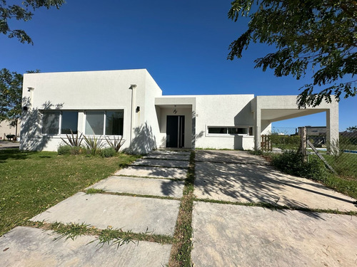 Casa  En Alquiler En San Ramón, Pilar Del Este, Pilar