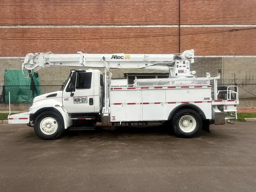 Camión International 2004 Grúa Altec 24000 Lbs Aislada 46 Kv