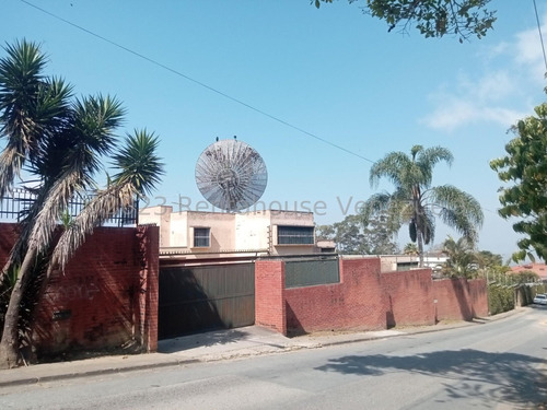 Amplia Casa Para Remodelar En Venta, Urb. La Lagunita