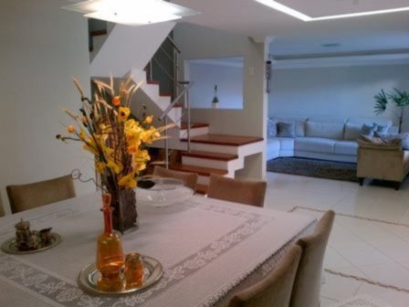 Casa Em Cavalhada Com 3 Dormitórios - Mi11404