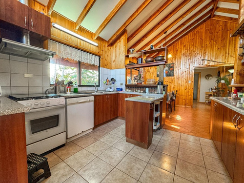 Excelente Casa, Sector Residencial, Embalse Machicura Colbún