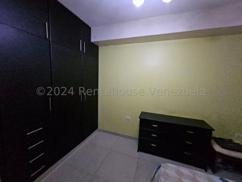 Amplio Apartamento Amoblado En Venta, Urb. Los Caobos, Maracay, Planta Electrica Y Pozo, 25-15272 Mv
