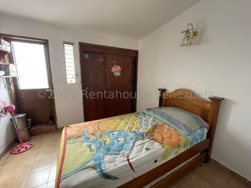 Imagen 11 de 30 de Casa En Venta Fundalara Este Barquisimeto, Calle Cerrada, Cerco Electrico, Amplio Estacionamiento, Servicio De Agua Constante, Info. 0424-5337900, Nds 02/06