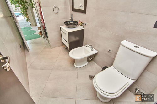 Imagen 16 de 30 de Casa En Venta - 2 Dormitorios 3 Baños - Cochera - 230mts2 - City Bell, La Plata