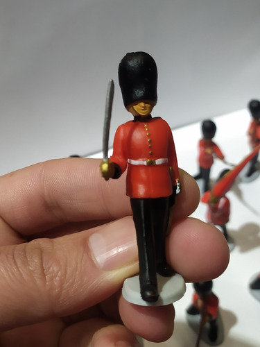 Imagen 3 de 7 de Soldaditos Guardia Real Británica Set X 12 Soldados 1/35