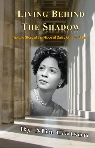 Living Behind The Shadow: The Life Story Of The Niece Of Daisy Gatson-bates, De Gatson, Mia. Editorial Lightning Source Inc, Tapa Blanda En Inglés