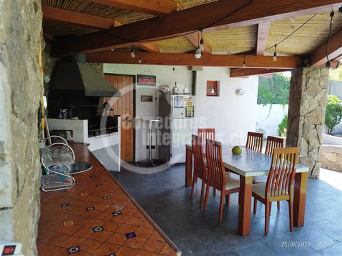 Casa En Venta De 6 Dorm. En La Reina