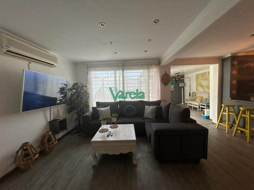 Imagen 2 de 15 de Venta Casa Malvin 3 Dorm, 2 Baños, Estufa, Fondo, Pisicina, Parrilleo Y Gge. Con Renta
