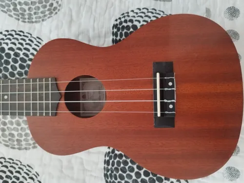 Ukelele Chateau Soprano (con Forro Semi Duro) (Usado)