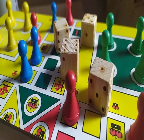 Jogo De Ludo Estojo Tabuleiro C/ 4 Dados E Pinos Oficiais Leque E Coroa