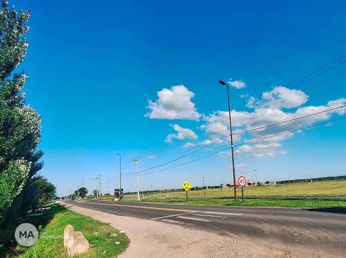 Casa Uso Comercial 900 M² Frente A Barrio Vida - Av Illia Y Ñandubay - Funes | Venta